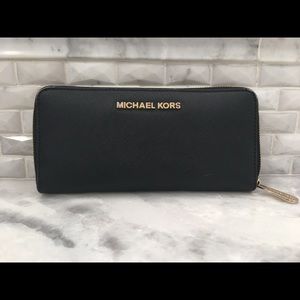 Michael Kors Large Jetset Zip Wallet